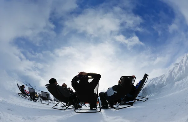 Группа по снегу в зимний сезон — стоковое фото