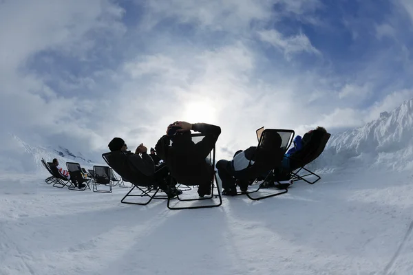 Grupa na śniegu w sezonie zimowym — Zdjęcie stockowe