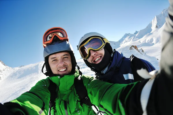 Zimní portrét přátel na lyžování — Stock fotografie