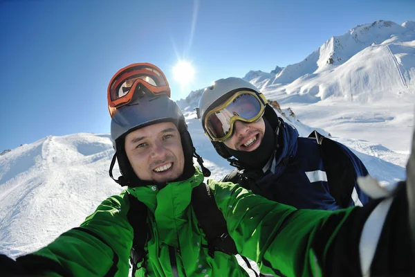 Зимовий портрет друзів на лижах — стокове фото