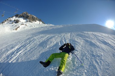 Güzel güneşli bir günde kış mevsiminde taze kar üzerinde kayak yapmak