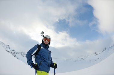 Güzel güneşli bir günde kış mevsiminde taze kar üzerinde kayak yapmak