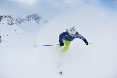 Güzel güneşli bir günde kış mevsiminde taze kar üzerinde kayak yapmak