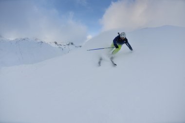 Güzel güneşli bir günde kış mevsiminde taze kar üzerinde kayak yapmak