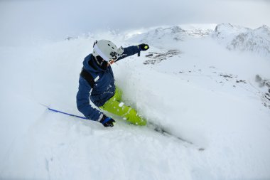 Güzel güneşli bir günde kış mevsiminde taze kar üzerinde kayak yapmak