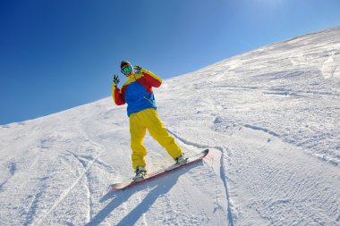 Güzel güneşli bir günde kış mevsiminde taze kar üzerinde kayak yapmak