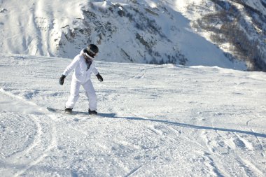 Güzel güneşli bir günde kış mevsiminde taze kar üzerinde kayak yapmak