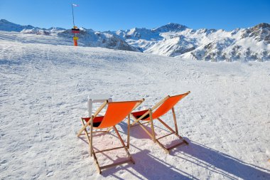 üstünde belgili tanımlık tepe-in mountaint ahşap sandalye