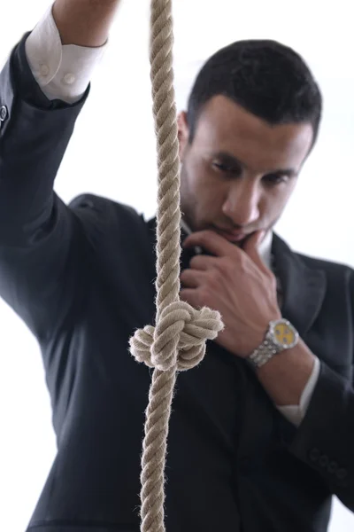 Ділова людина з мотузкою ізольована на білому тлі — стокове фото