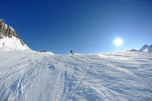 Esquiando na neve fresca na temporada de inverno no belo dia ensolarado — Fotografia de Stock