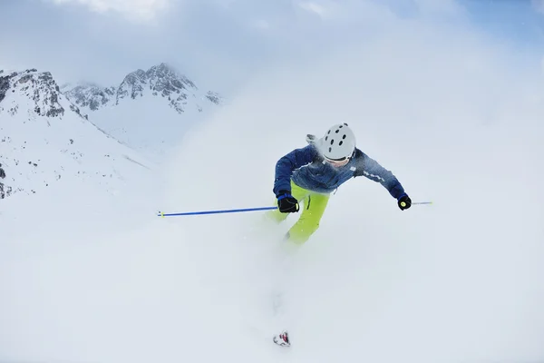 Ski sur neige fraîche à la saison d'hiver lors d'une belle journée ensoleillée — Photo