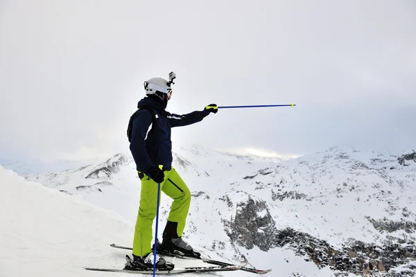 Катание на лыжах по свежему снегу в зимний сезон в прекрасный солнечный день — стоковое фото