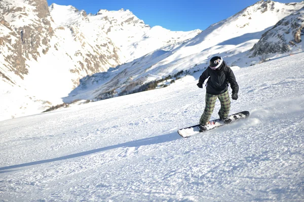 Катання на лижах на свіжому снігу в зимовий сезон в красивий сонячний день — стокове фото