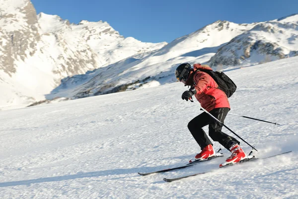 화창 한 날씨에는 겨울에 새로 내린 눈 위에서 스키를 탑니다 — 스톡 사진