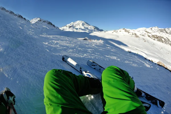 Ski sur neige fraîche à la saison d'hiver lors d'une belle journée ensoleillée — Photo