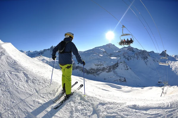 Ski sur neige fraîche à la saison d'hiver lors d'une belle journée ensoleillée — Photo