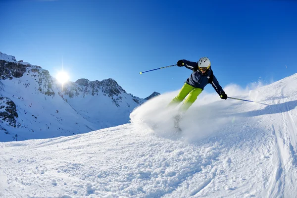 Esquiar en nieve fresca en temporada de invierno en un hermoso día soleado — Foto de Stock