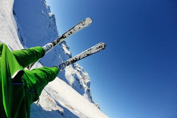 Катання на лижах на свіжому снігу в зимовий сезон в красивий сонячний день — стокове фото