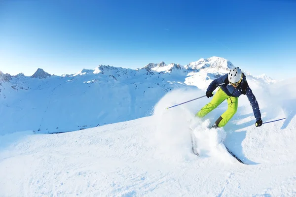 Esquiar en nieve fresca en temporada de invierno en un hermoso día soleado — Foto de Stock