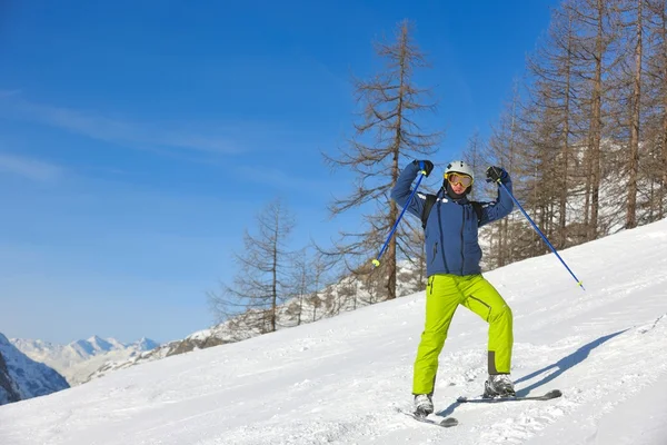 Güzel güneşli bir günde kış mevsiminde taze kar üzerinde kayak yapmak — Stok fotoğraf
