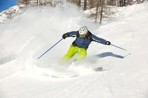 Skidåkning på nysnö vintertid på vacker solig dag — Stockfoto