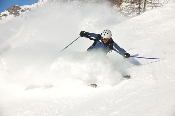 Ski sur neige fraîche à la saison d'hiver lors d'une belle journée ensoleillée — Photo