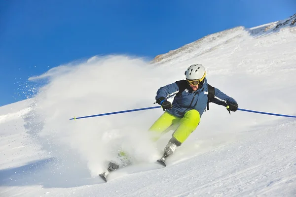 Narciarstwo na świeżym śniegu w sezonie zimowym w piękny słoneczny dzień — Zdjęcie stockowe
