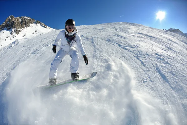 Sciare sulla neve fresca nella bella giornata di sole — Foto Stock