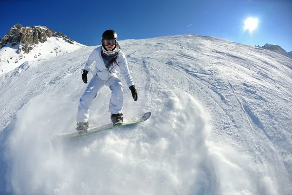 Skiën op verse sneeuw in het winterseizoen op mooie zonnige dag — Stockfoto