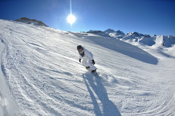 Lyžování na čerstvém sněhu v zimní sezóně v krásném slunečném dni — Stock fotografie