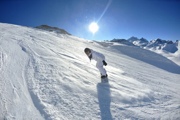 Skifahren auf Neuschnee zur Wintersaison bei schönem Sonnenschein — Stockfoto