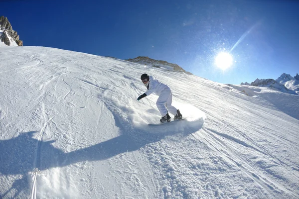 Esquiar en nieve fresca en temporada de invierno en un hermoso día soleado —  Fotos de Stock