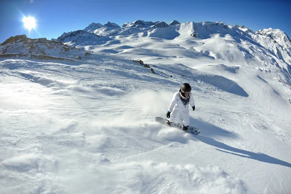 Güzel güneşli bir günde kış mevsiminde taze kar üzerinde kayak yapmak — Stok fotoğraf