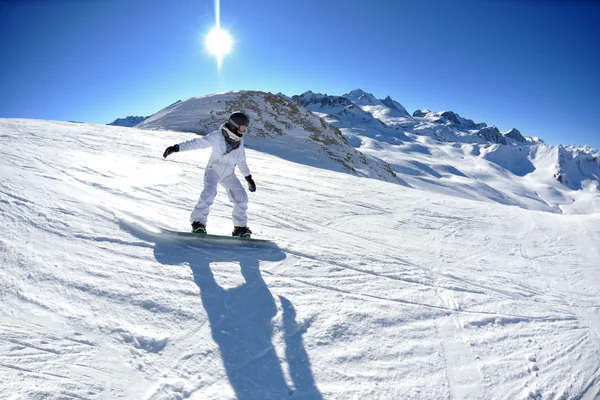 Σκι σε φρέσκο χιόνι κατά τη χειμερινή περίοδο σε όμορφη ηλιόλουστη μέρα — Φωτογραφία Αρχείου