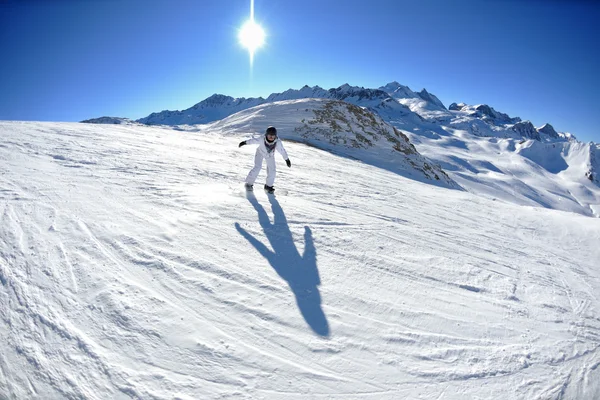 Skidåkning på nysnö vintertid på vacker solig dag — Stockfoto
