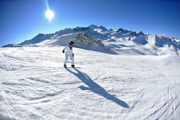 Esquiar en nieve fresca en temporada de invierno en un hermoso día soleado — Foto de Stock