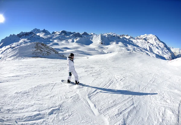 Esquiar en nieve fresca en temporada de invierno en un hermoso día soleado — Foto de Stock