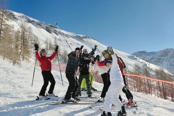Winterporträt von Freunden beim Skifahren — Stockfoto