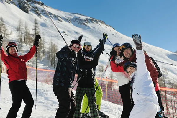 Зимний портрет друзей на лыжах — стоковое фото