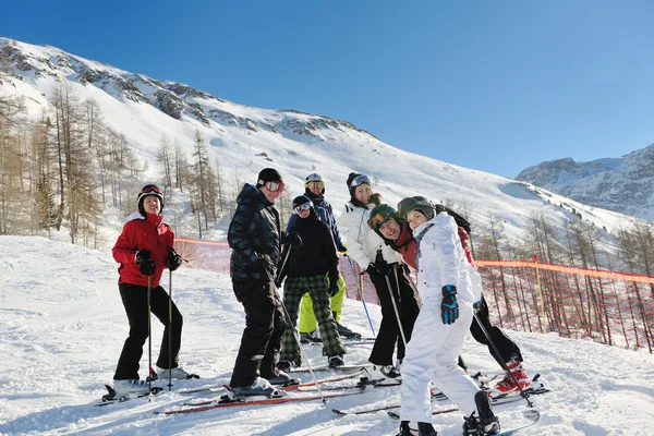 Winterporträt von Freunden beim Skifahren — Stockfoto