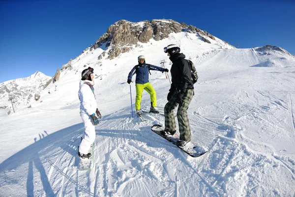 Portret zimowy przyjaciół na narty — Zdjęcie stockowe