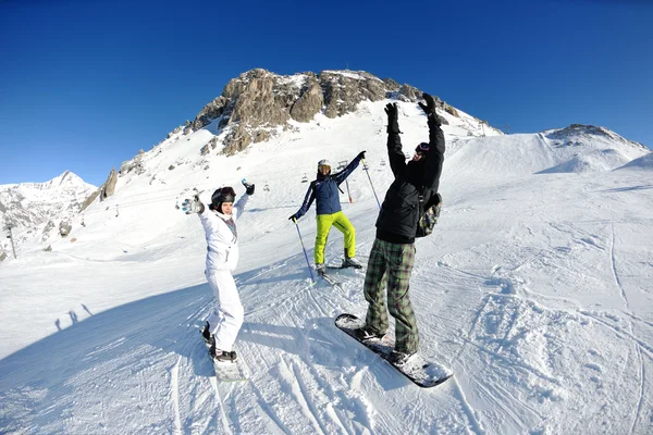 Retrato de inverno de amigos em esqui — Fotografia de Stock