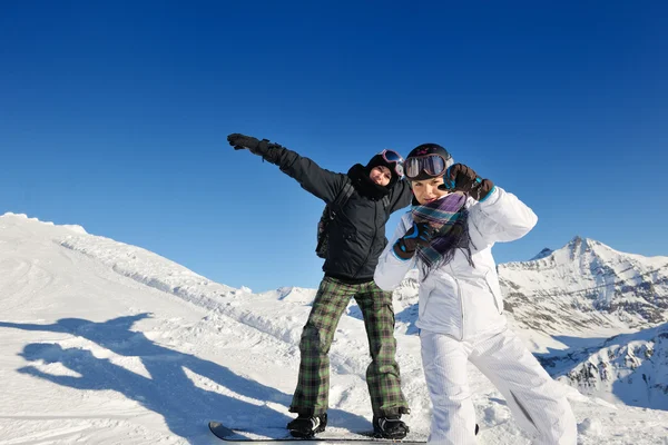 Portret zimowy przyjaciół na narty — Zdjęcie stockowe