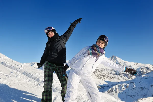 Зимний портрет друзей на лыжах — стоковое фото