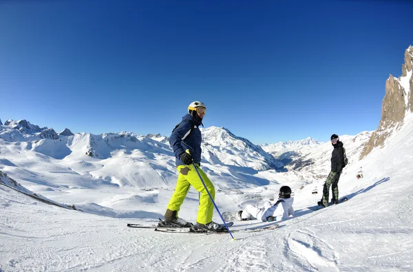 Retrato de invierno de amigos en el esquí —  Fotos de Stock