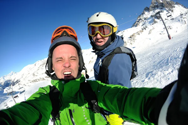 Χειμώνα πορτρέτο των φίλων στο σκι — Φωτογραφία Αρχείου