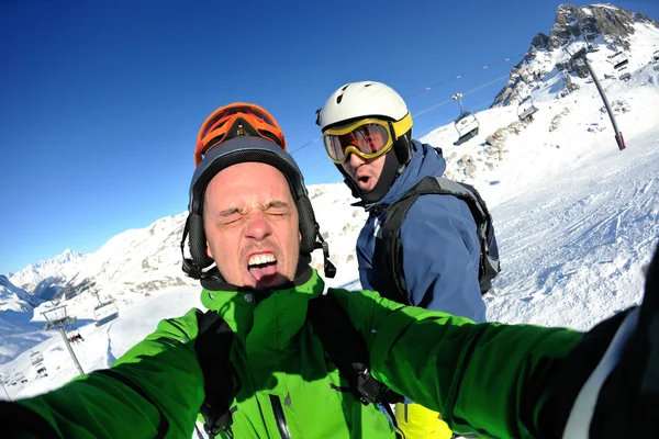 Zimní portrét přátel na lyžování — Stock fotografie