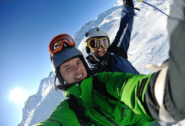 Foto musim dingin teman-teman di ski — Stok Foto