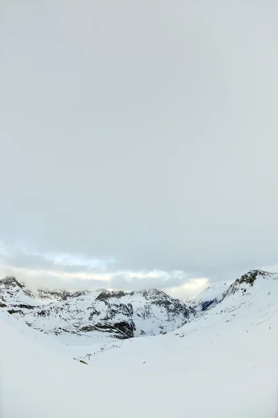 Magas hegyek a hó alatt télen — Stock Fotó