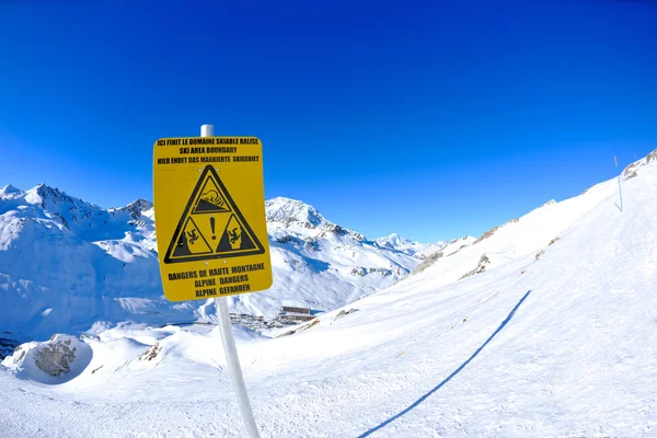 Sign board at High mountains under snow in the winter — Stock Photo, Image